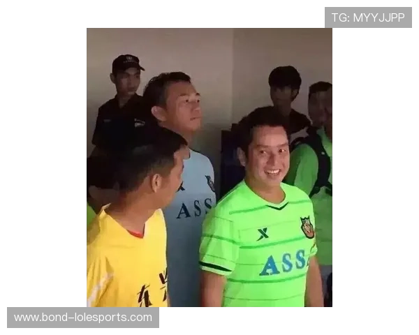 遭遇暴力犯规与肢体冲突的足球明星们真实经历回顾